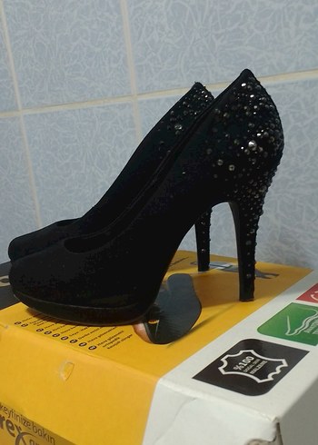 Siyah Pullu Yüksek Topuklu Gotik Kadın Ayakkabı - Görsel 2