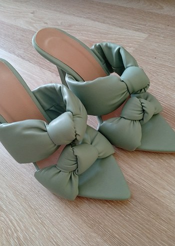 Yeşil Fiyonklu Stiletto Topuklu Kadın Terlik