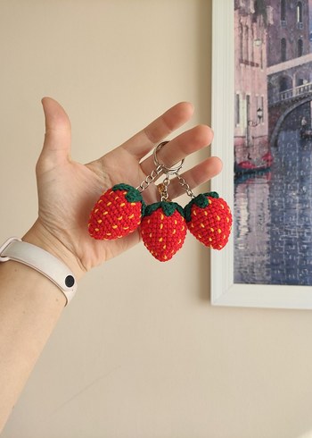 Örgü çilek anahtarlık amigurumi charm