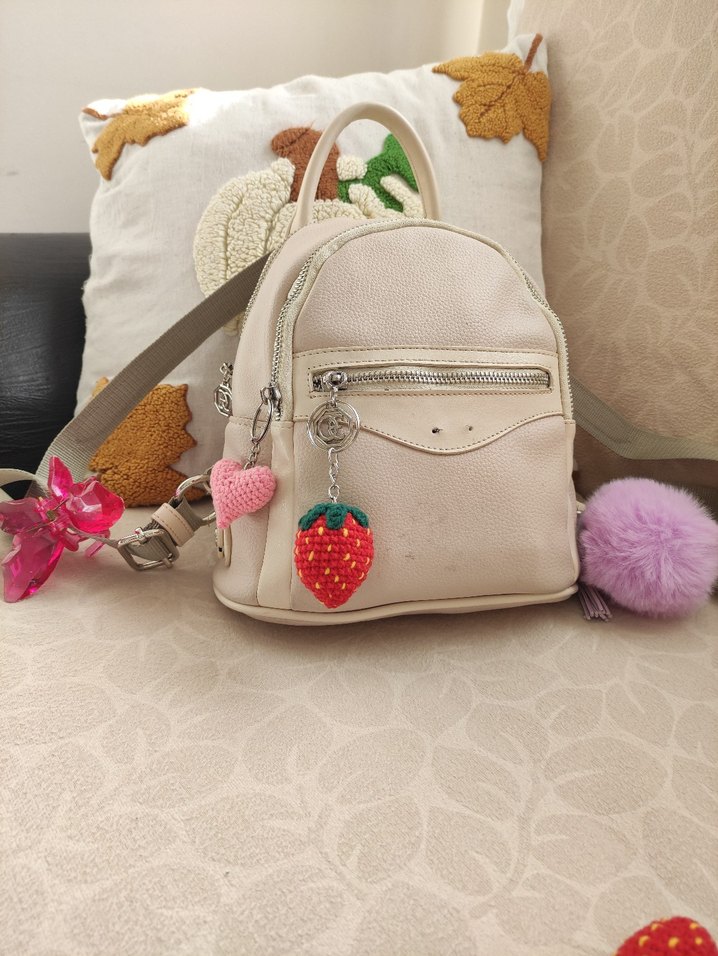 Örgü çilek anahtarlık amigurumi charm - Görsel 2