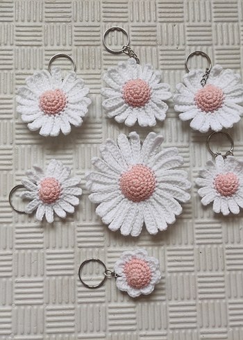 Beyaz Pembe örgü Papatya Anahtarlık amigurumi