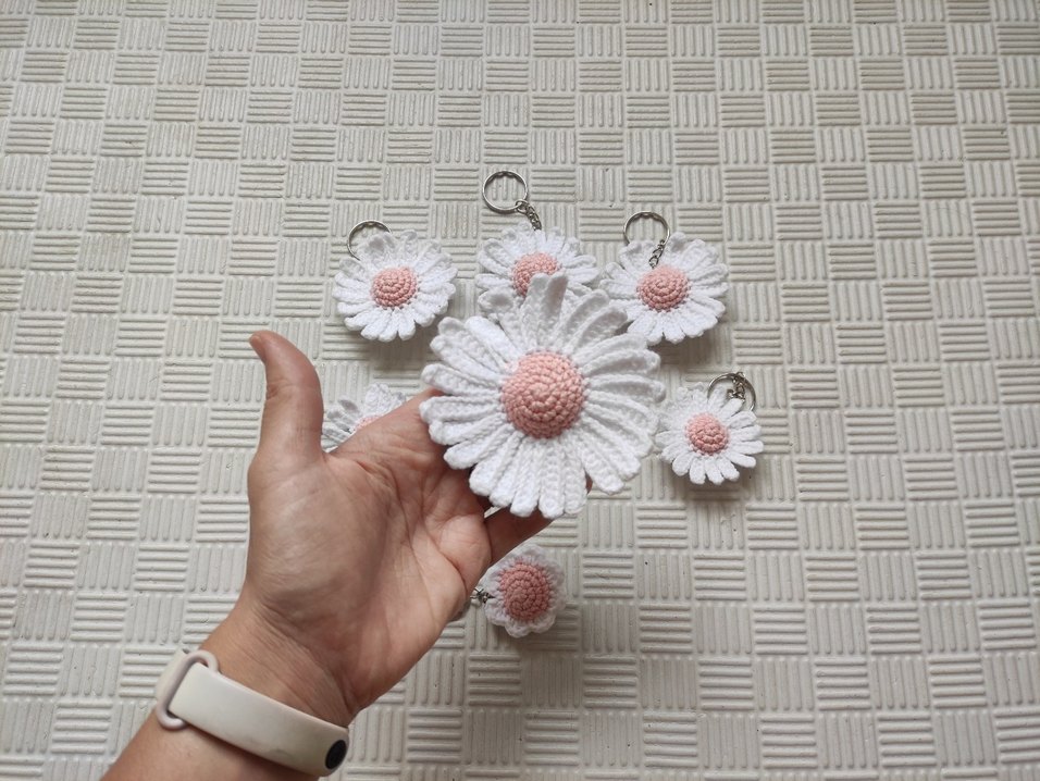 Beyaz Pembe örgü Papatya Anahtarlık amigurumi - Görsel 4