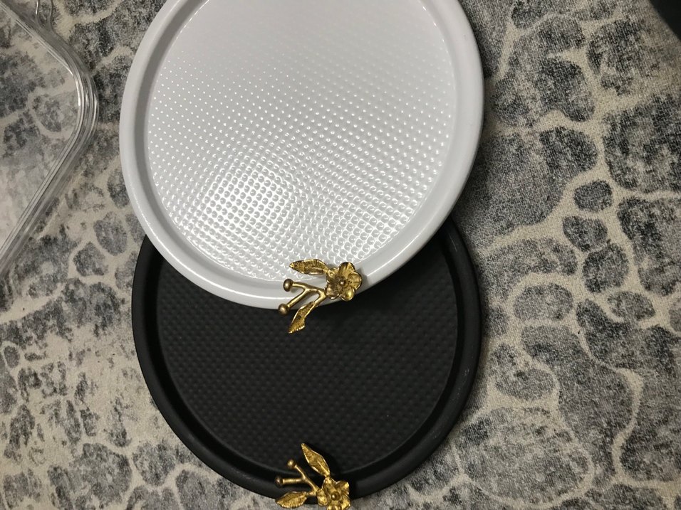 Altın Detaylı Siyah ve Beyaz Yuvarlak Tabaklar - Görsel 4