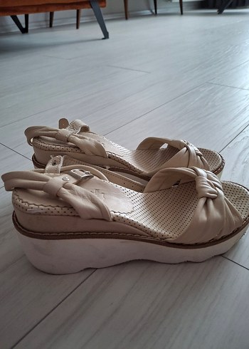 Kemal Tanca Bej Bağcıklı Kadın Dolgu Topuk Sandalet