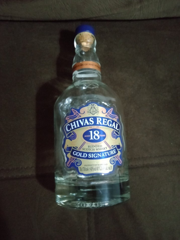 Chivas Regal 18 Yıllık İskoç Viskisi Şişesi orijinal.Mantarkapak - Görsel 2