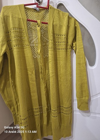 Uzun Kollu Sarı Nakışlı Örgü Hırka - Görsel 2