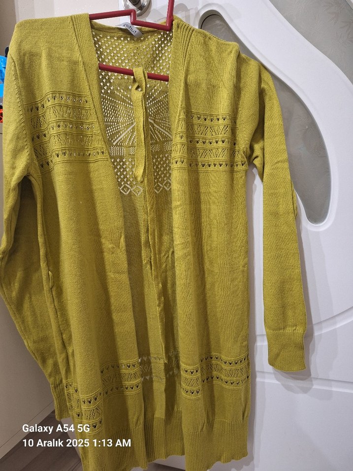 Uzun Kollu Sarı Nakışlı Örgü Hırka - Görsel 2