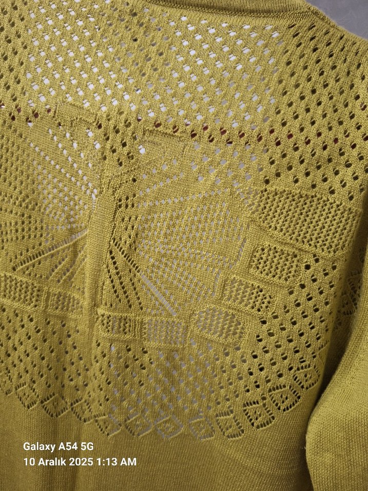 Uzun Kollu Sarı Nakışlı Örgü Hırka - Görsel 5