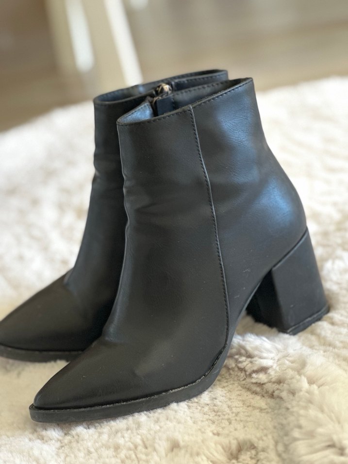 Siyah Deri Tokalı Kadın Bot - Görsel 3