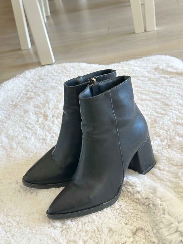 Siyah Deri Tokalı Kadın Bot - Görsel 2