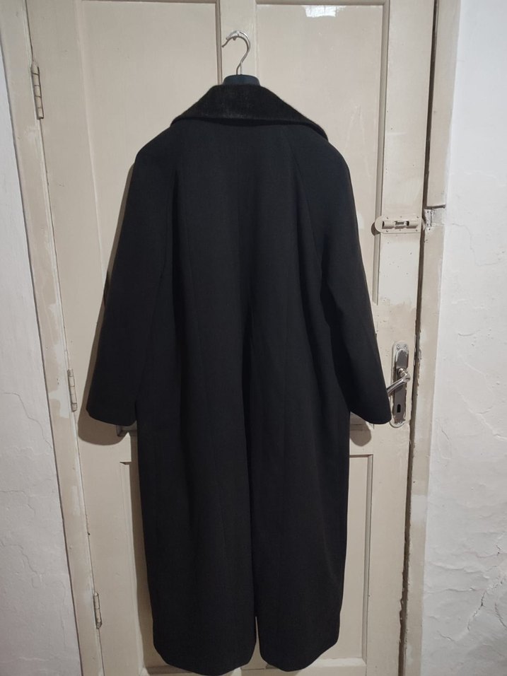 Kahverengi Yakalı Siyah Kaban - Görsel 3