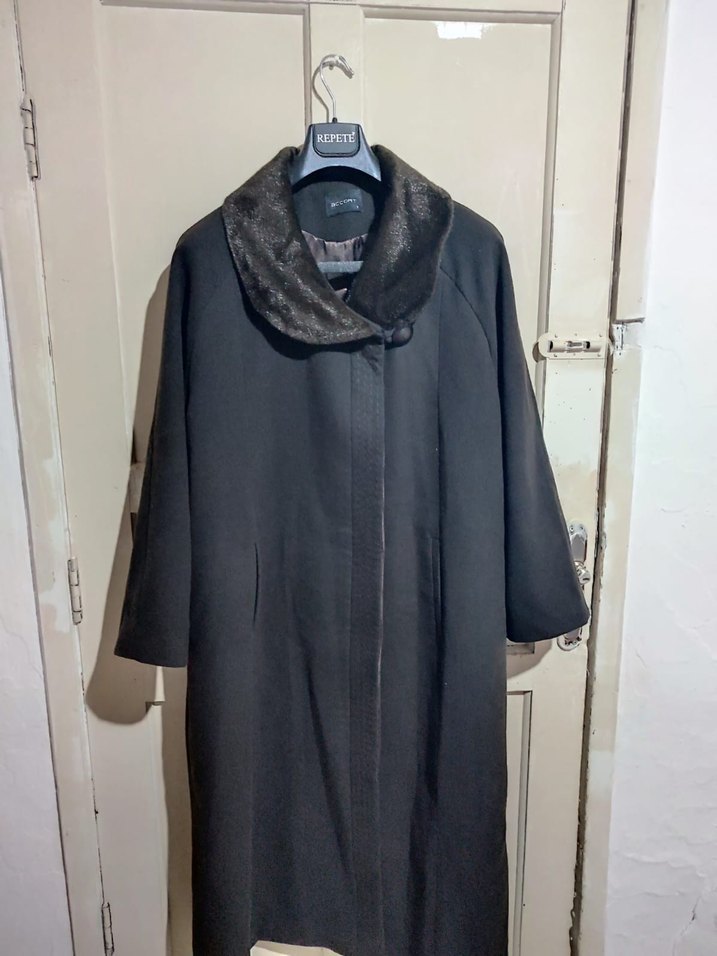 Kahverengi Yakalı Siyah Kaban - Görsel 5