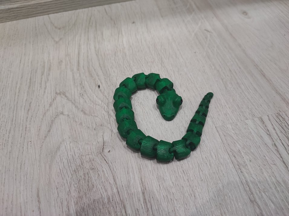 Yeşil Hareketli Yılan Figürü - Görsel 2