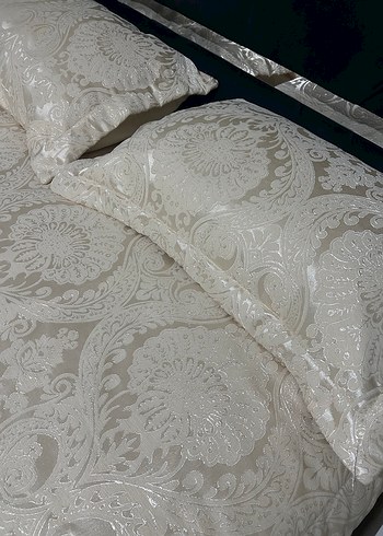 Elart İşlemeli Parlak Bej Yatak Örtüsü - Görsel 2