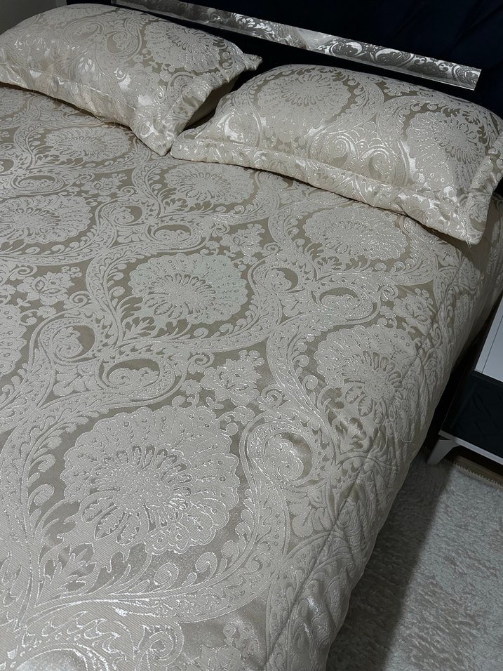 Elart İşlemeli Parlak Bej Yatak Örtüsü - Görsel 3