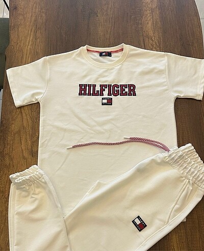 m Beden Tommy Hilfiger takım
