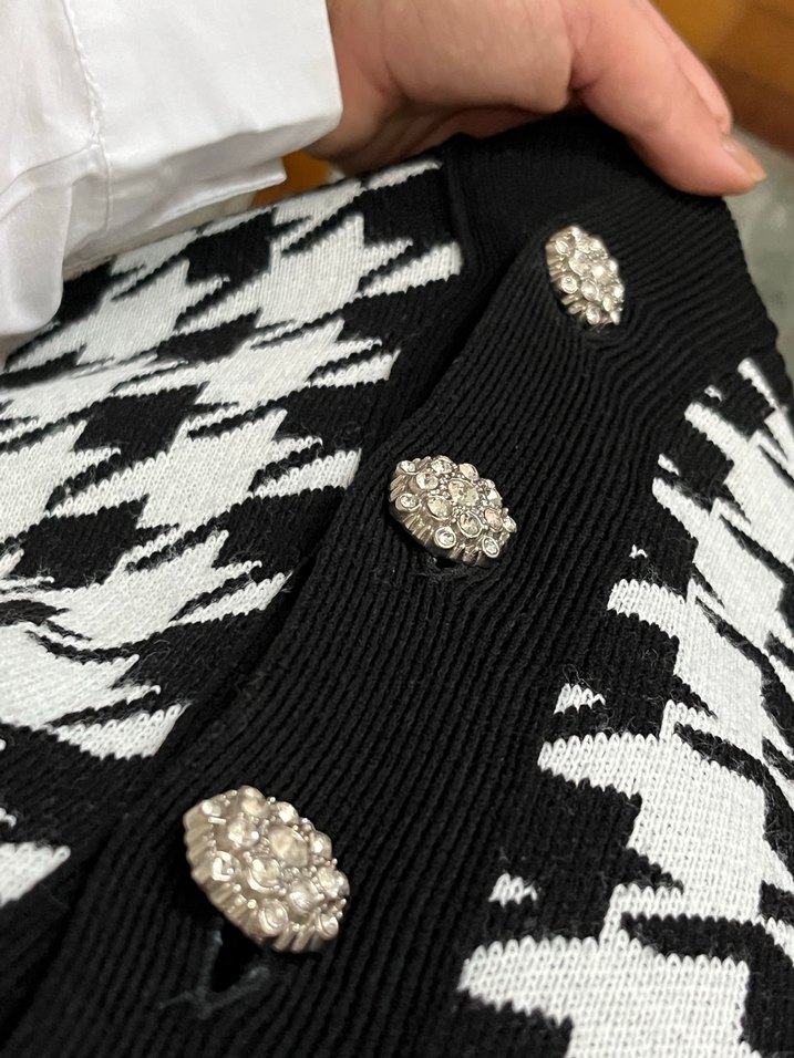 Taş düğmeli  süveter hırka Siyah-Beyaz Kazayağı Desenli T - Görsel 3