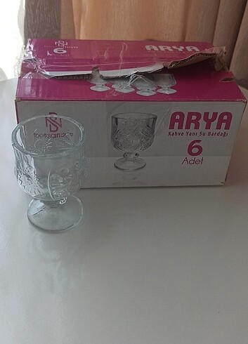 Kahve yani su bardagi