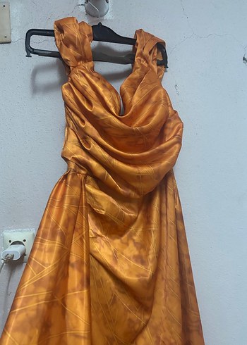 Drapeli Straplez Parlak Altın Uzun Abiye Elbise - Görsel 3