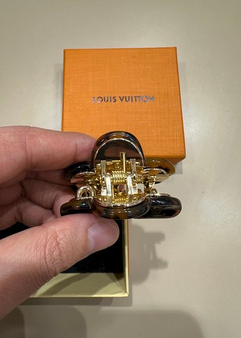 Louis Vuitton Altın Tokalı Leopar Saç Tokası - Görsel 2