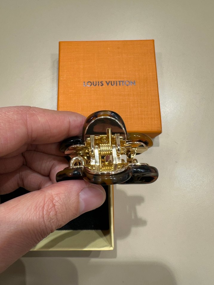 Louis Vuitton Altın Tokalı Leopar Saç Tokası - Görsel 2