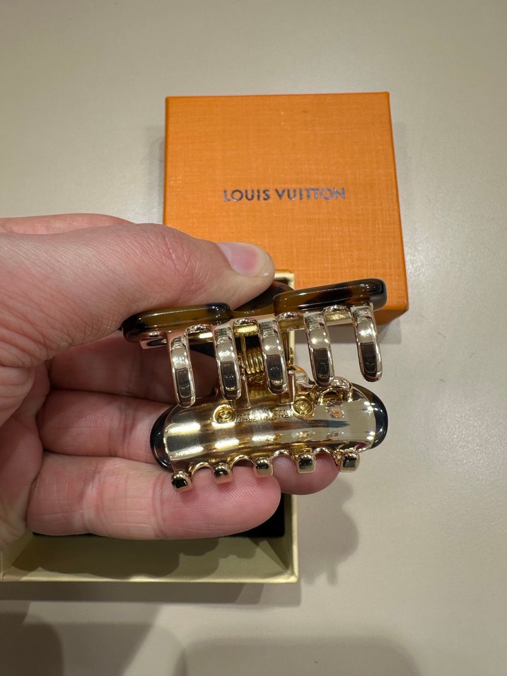 Louis Vuitton Altın Tokalı Leopar Saç Tokası - Görsel 3