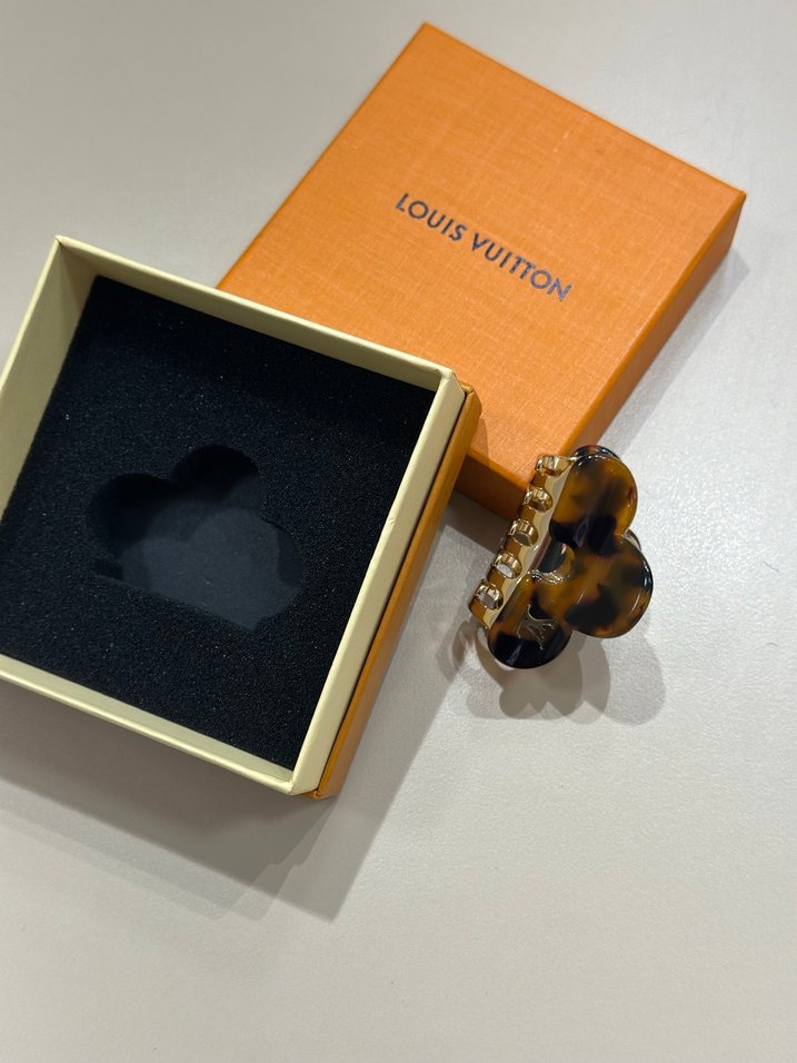 Louis Vuitton Altın Tokalı Leopar Saç Tokası - Görsel 4