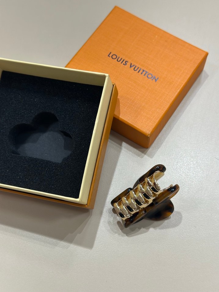 Louis Vuitton Altın Tokalı Leopar Saç Tokası - Görsel 5