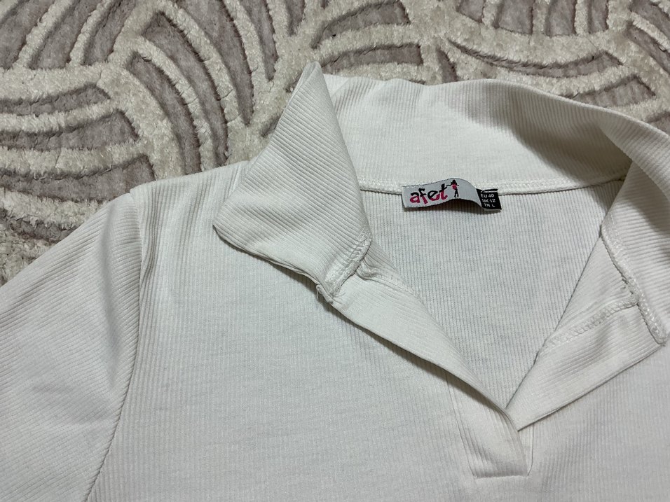 V Yaka Kısa Kollu Beyaz Kadın Tişört - Görsel 3