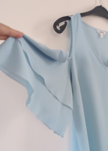 Mavi V Yaka Kolsuz Fırfırlı Bluz - Görsel 4