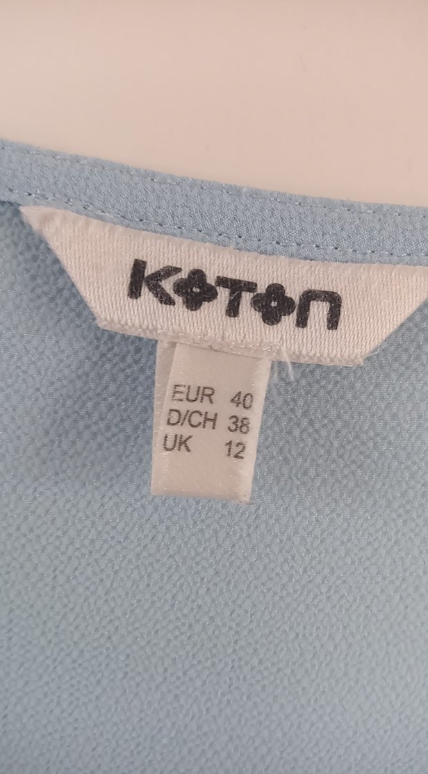 Mavi V Yaka Kolsuz Fırfırlı Bluz - Görsel 3