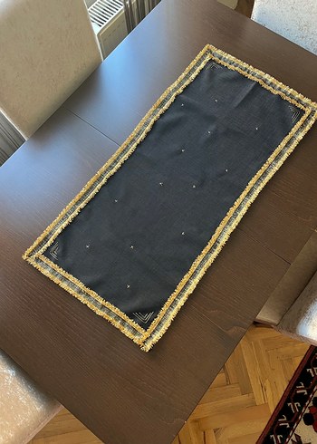 Beden Nakışlı Siyah Masa Örtüsü