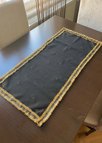 Nakışlı Siyah Masa Örtüsü
