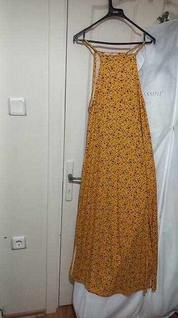 Sarı yandan rıtmaçlı askılı elbise