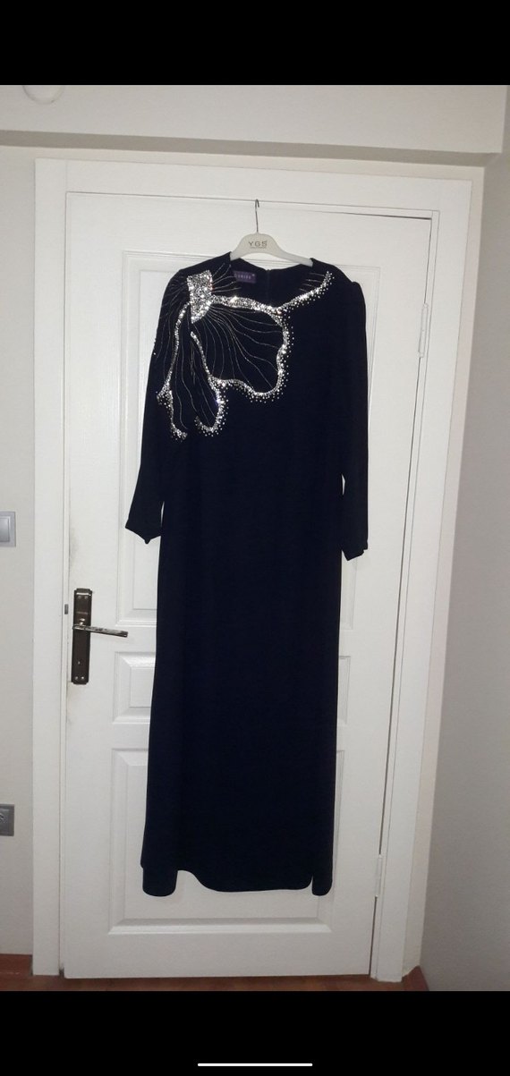 Siyah İşlemeli Uzun Kollu Uzun Elbise - Görsel 2