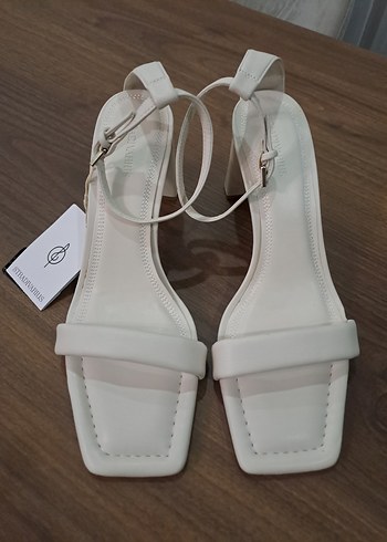 Beyaz Suni Deri Stiletto Topuklu Kadın Sandalet