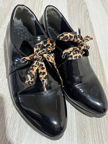 Siyah leopar ayakkabı