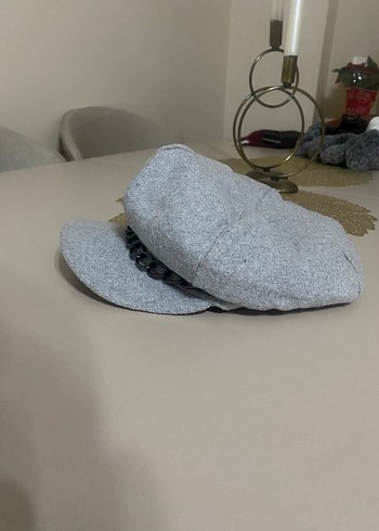 Gri Zincir Detaylı Kadın Şapka - Görsel 3