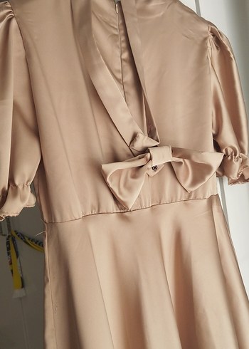 Bej Uzun İpek Görünümlü Elbise - Görsel 5