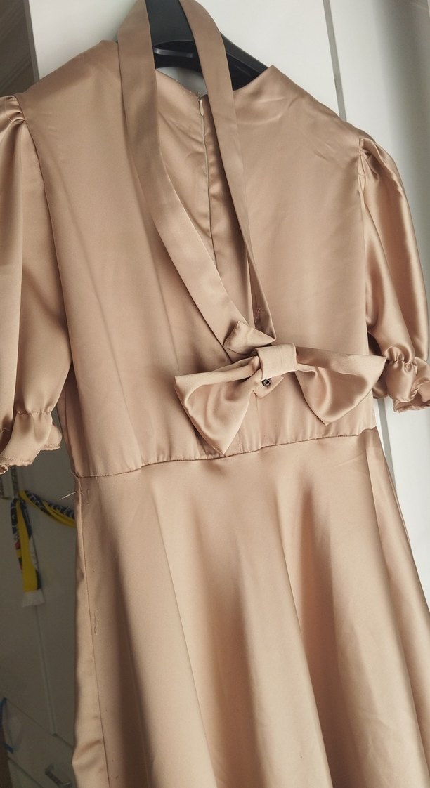 Bej Uzun İpek Görünümlü Elbise - Görsel 5