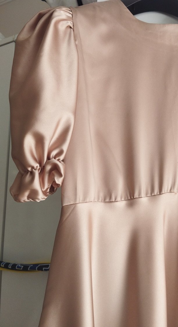 Bej Uzun İpek Görünümlü Elbise - Görsel 3