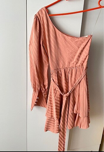 Pembe elbise