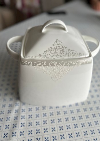 Karaca Beyaz Desenli Kapaklı Servis Tabağı - Görsel 2