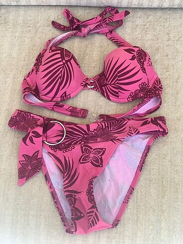 Diğer Bikini ve Pareo