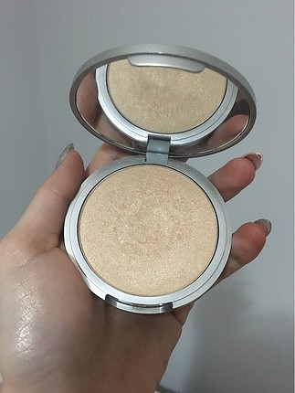 The balm Mary-lou manizer aydınlatıcı