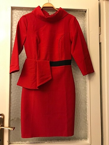 Kırmızı yaka detaylı elbise
