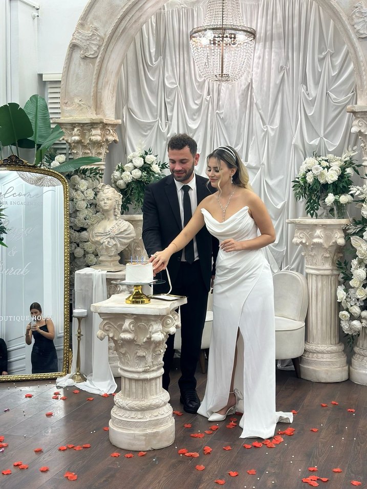 Beyaz Drapeli Midi Straplez Nişan Elbisesi - Görsel 3