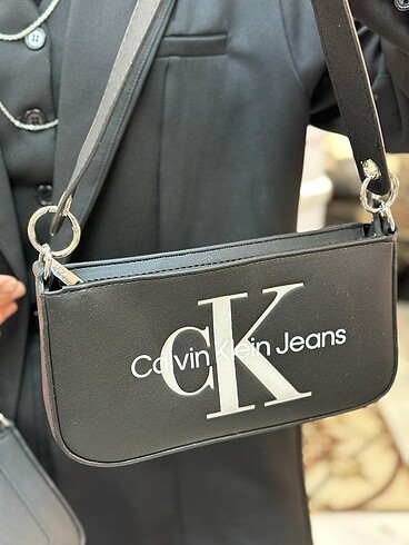 CALVİN KLEİN YAZILI ÇANTA