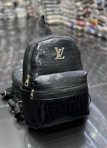 LOUIS VUITTON SIRT ÇANTASI