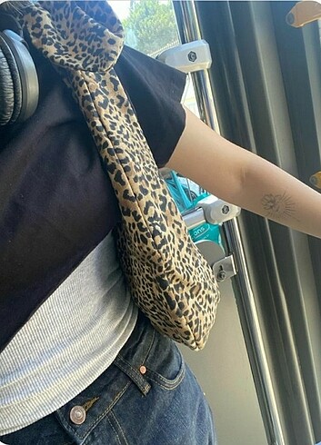 Diğer Leopar desen midi boy çanta. Astarlı iç astar cepli. Çıtçıtlı
